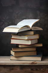 натюрморт с книгами. стопка книг на столе.