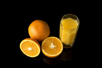 Orange juice with fresh oranges
