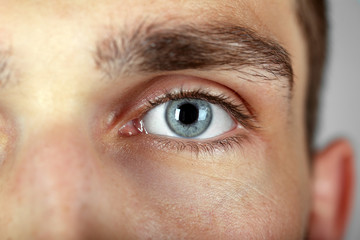 Naklejka premium Piękne niebieskie oko człowieka z bliska