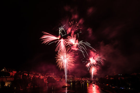 Feuerwerk Basel Wettsteinbr&uuml;cke am Rhein Nationalfeiertag 