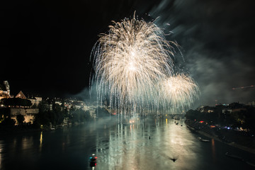 Feuerwerk Basel Wettsteinbrücke am Rhein Nationalfeiertag 
