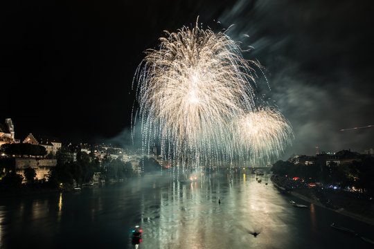 Feuerwerk Basel Wettsteinbr&uuml;cke am Rhein Nationalfeiertag 