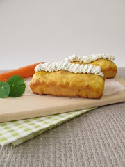 Möhren Minibrote mit Kräuter-Frischkäse