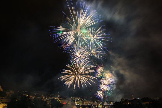 Feuerwerk Basel Wettsteinbr&uuml;cke am Rhein Nationalfeiertag  2015