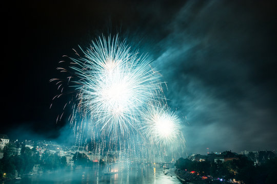 Feuerwerk Basel Wettsteinbr&uuml;cke am Rhein Nationalfeiertag  2015