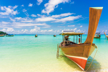 Obraz premium Longtail wood boat and islands in andaman sea