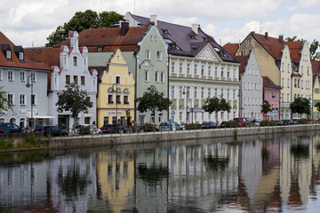 Fototapeta na wymiar Stadtbild von Landshut im Sommer mit Spiegelung im Fluss