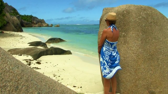 Une femme en par&eacute;o aux Seychelles