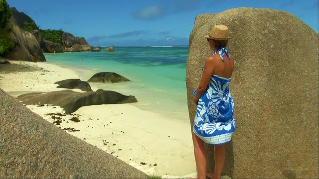 Une femme en par&eacute;o aux Seychelles