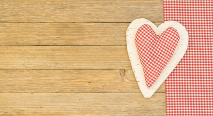 Ein rotes Herz auf Holz Hintergrund