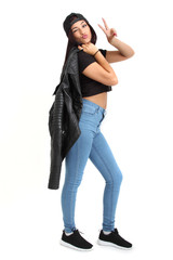 freches junges Mädchen mit Basecap und Lederjacke