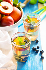 Green iced tea with nectarines and blueberries