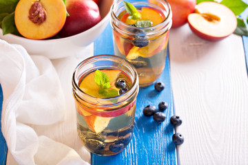 Green iced tea with nectarines and blueberries