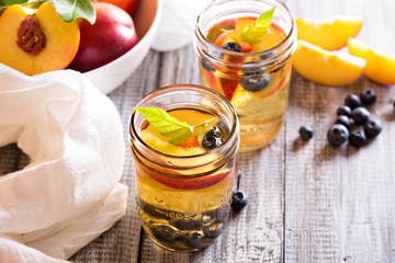 Green iced tea with nectarines and blueberries