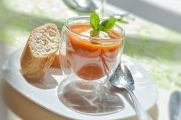 Tomatensuppe mit karamellisierten Bärlauchnocken Nahaufnahme