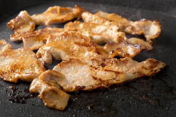 豚肉を焼く