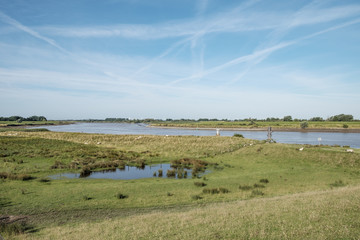 Fototapeta na wymiar Landschaften in Ostfriesland, die Ems in Leer