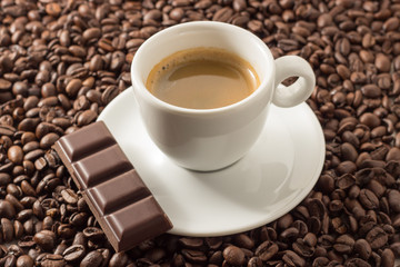 Espresso auf Kaffeebohnen mit Schokolade