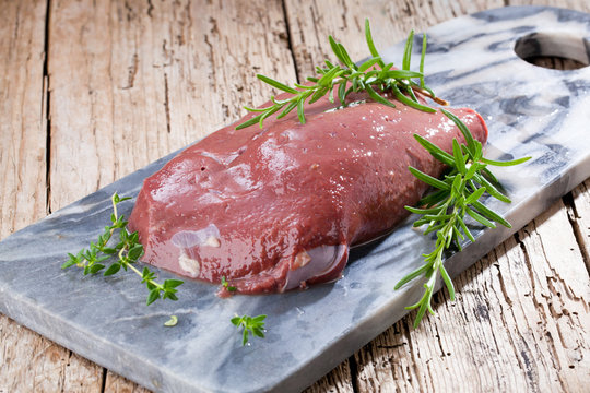 Frische rinder leber mit kr&auml;utern 