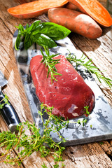 Frische rinder leber mit kräutern 