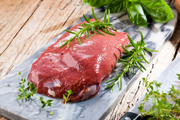 Frische rinder leber mit kräutern 