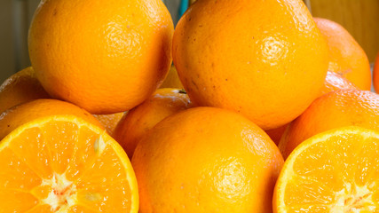 Apfelsinen, Orangen, ganz und halbiert aufeinander gelegt