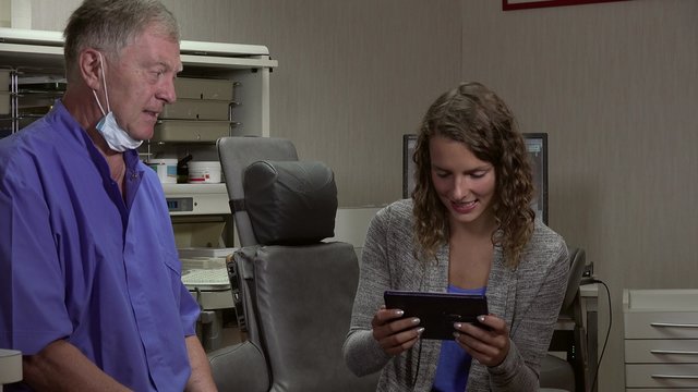 patiente regarde le r&eacute;sultat sur une tablette