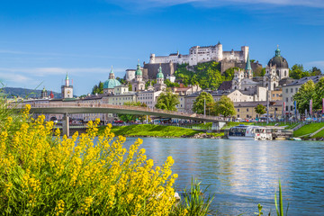 Obraz premium Historyczne miasto Salzburg z rzeką Salzach latem, Salzburger Land, Austria