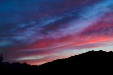 Cielo rosso fuoco, tramonto montagna, tramonto montano - obrazy, fototapety, plakaty