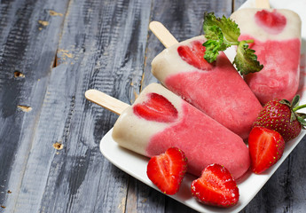 Strawberry banana popsicle with fresh berry