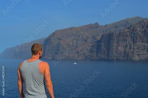 Fototapete Mann Von Hinten Stehend Am Meer Mit Blick Auf Kuste Klippen Und Wasser Teneriffa Spanien Manushot