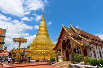 Naklejka premium Wat Phra That Hariphunchai with blue sky in Lamphun Province, Th