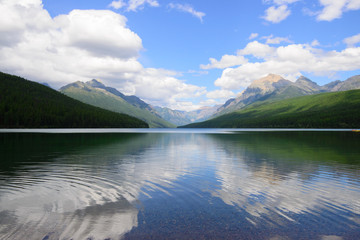 Obraz premium bowman lake in summer, glacier national park, montana, usa