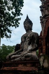 Obraz premium Large seated buddha statue in ruins of sukothai / Large seated buddha statue in ruins of sukothai thailand