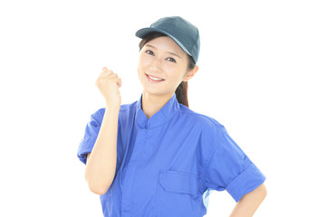 ガッツポーズの女性作業員