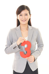 数字を持つ笑顔の女性