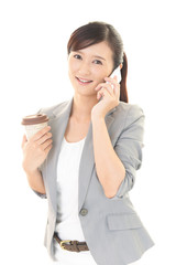 スマートフォンで会話中の女性