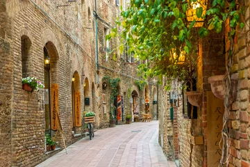 Fotobehang Steegje in de oude stad San Gimignano Toscane Italië © FotoDruk.pl
