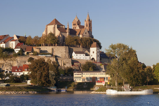 View over the Rhine River to Muensterberg Hill with Minster St. Stephan, Breisach am Rhein, Kaiserstuhl, Breisgau, Black Forest, Baden Wurttemberg, Germany