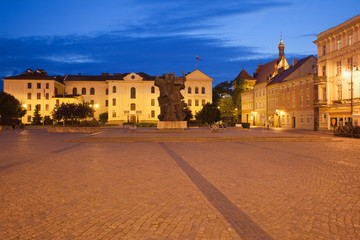 Obraz premium Bydgoszcz Town Hall in Old Town at Night