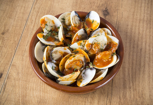 Cazuela de almejas en salsa marinera