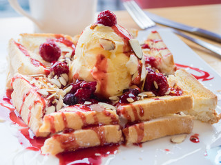 Berry yogurt toast with vanilla ice cream