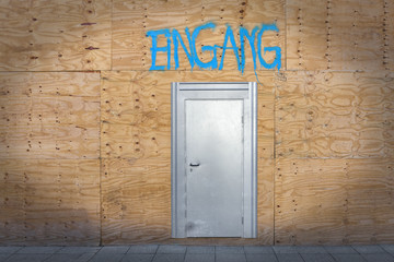 Eingang Metalltür in Holzwand