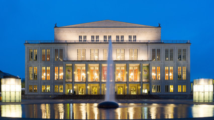 Blaue stunde über Opernhaus in Leipzig