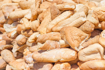 Altes Brot auf einem Haufen