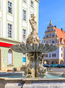 Rynek Starego Miasta w Nysie - Fontanna Trytona z 1701 roku, wzorowana na Fontannie trytona Berniniego z Rzymu. W tle po prawej stronie zabytkowy Dom Wagi.