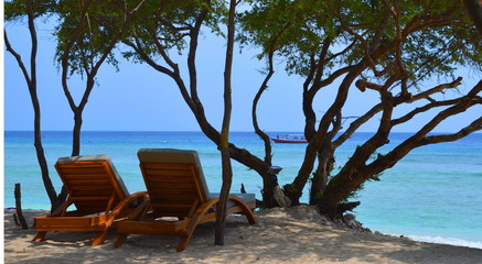 Strandliege / Liegestuhl am Strand nahe dem Meer auf einer Insel. Urlaub ist zum Enttspannen da.