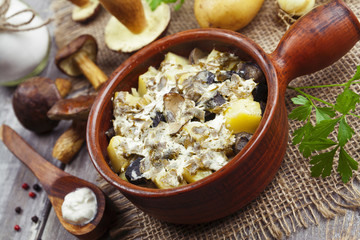 Potatoes with mushrooms in cream sauce