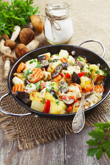 Roast chicken with potatoes and mushrooms