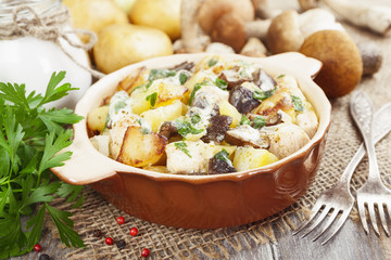 Potatoes with mushrooms in sour cream